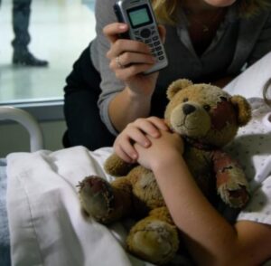 Mia Figlia di Sette Anni Sussurrò: “Questa è la mia ultima festa di compleanno”. Poi trovai un registratore nascosto nel suo orsetto. Quello che ascoltai cambiò tutto