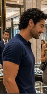 El millonario se hizo pasar por pobre en su relojería… pero la empleada que lo defendió le rompió el orgullo frente a todos