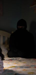 Una bambina disse alla polizia: “C’è un uomo mascherato nascosto sotto il letto…” Nessuno le credette, finché le registrazioni delle telecamere di sorveglianza non scioccarono tutti.