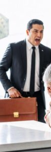 È tornato per prendere il suo passaporto… e ha trovato l’“angelo” del suo matrimonio mentre picchiava sua madre in cucina