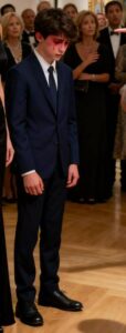 Al gala, mia zia indicò mio figlio e urlò davanti a tutti: "Non ha il diritto di essere qui. Vai ad aspettare fuori, nella hall!". Mio figlio abbassò la testa, con gli occhi rossi. Io rimasi calma, mi avvicinai a lei e sorrisi leggermente. "Ne è sicura?". Prima che potesse capire cosa stesse succedendo, il direttore si avvicinò di corsa e si inchinò. "Signora... la galleria è perfettamente allestita secondo le sue istruzioni". Il viso di mia zia impallidì all'istante.