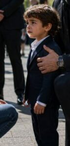 Stavo consolando un bambino smarrito senza sapere che suo padre fosse un boss della mafia. E non avrei mai immaginato che, poche ore dopo, la mia vita sarebbe cambiata per sempre.