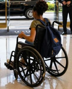 «Ehi, tu! Dove pensi di andare? Questo non è un posto per gente come te», sbottò con voce dura la guardia, rivolgendosi a una giovane ragazza nera in sedia a rotelle, appena entrata nell’edificio .