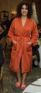 Quella sera, il ristorante era pieno di ospiti: risate, brindisi, tintinnio di bicchieri. Tutto sembrava festoso e solenne... finché le porte non si spalancarono e io entrai nella stanza in accappatoio di spugna e pantofole con pon-pon rosa. Il cameriere, vedendomi, inizialmente rimase perplesso: era uno scherzo o qualche pazza aveva deciso di intrufolarsi al banchetto? Era una festa in onore mio e di mio marito, il nostro quindicesimo anniversario di matrimonio.