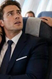Ho sorpreso mio marito in prima classe con una giovane assistente di volo durante il volo e, quando si è sporto verso di me sussurrandomi: "Non fare scenate", ho capito che non aveva paura di me... ma della sua reputazione. In quel momento, ho deciso di portargli via tutto.