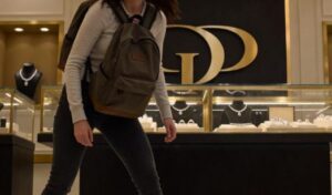 Una commessa di una gioielleria accusò una ragazza di furto... ma la ragazza la umiliò davanti a tutti.