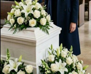 Al funerale della mia bambina di cinque anni, mio marito arrivò tenendo per mano la sua amante…