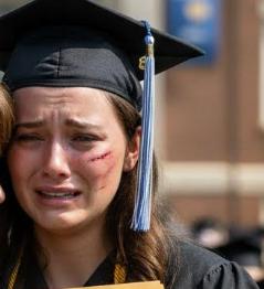 Alla mia laurea, mio padre si alzò davanti a tutti e decise di distruggermi. «Dovresti smettere di dire alla gente che sei una Richards,» disse con voce fredda, tagliente come vetro.
