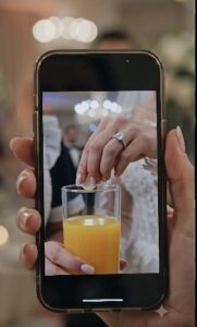 Lei infilò una pillola nel calice di champagne dello sposo il giorno del loro matrimonio, sorridendo come se avesse già vinto.