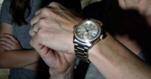 Mia figlia rifiutò di indossare l’orologio costoso che mia suocera le aveva regalato per il suo sedicesimo compleanno. Quando le chiesi il motivo, mi rispose soltanto: “Capirai se lo indossi tu.” Quella sera decisi di controllarlo… e non ebbi altra scelta che chiamare la polizia.
