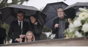 Un uomo sconosciuto sedeva in fondo al funerale di mia madre. Nessuno della nostra famiglia sembrava riconoscerlo. Eppure il modo in cui piangeva, come se il suo cuore si stesse spezzando davanti ai nostri occhi, rendeva l’aria più pesante del dolore stesso. Quando infine alzò lo sguardo verso di me, pronunciò una frase che divise la mia vita in un prima e in un dopo.