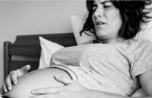 Sollevò la coperta che copriva la moglie incinta... e scoprì...