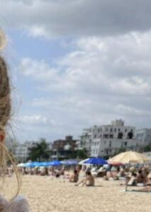 Mia nuora nascondeva sempre le braccia e la schiena — alla fine ho scoperto perché durante la nostra gita al mare.