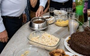 Nel giorno del mio settantesimo compleanno, mio figlio mi porse delle crocchette davanti ai suoi ospiti e disse:— Prendi, mangia. È tutto ciò che meriti. Consideralo la tua vera cena di compleanno.