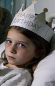 Mia Figlia di Sette Anni Sussurrò: “Questa è la mia ultima festa di compleanno”. Poi trovai un registratore nascosto nel suo orsetto. Quello che ascoltai cambiò tutto