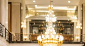 La vide pulire i pavimenti di un hotel di lusso mentre era incinta di nove mesi... e smascherò la bugia che sua madre le aveva nascosto.