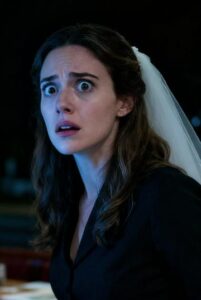 Il giorno dopo il nostro matrimonio, il direttore del ristorante mi ha chiamato e mi ha detto: "Abbiamo ricontrollato le riprese delle telecamere di sicurezza. Devi vederle tu stessa". Per favore, vieni da sola. E non dire niente a tuo marito...