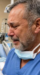 “Arrivò a partorire sola e umiliata, ma il segno sul collo del suo bambino fece emergere il segreto più oscuro della sua famiglia.”