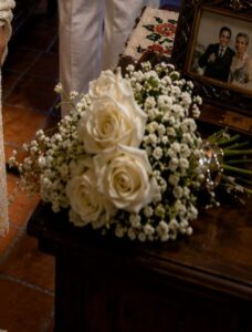 A 65 anni sposò il suo primo amore, ma la notte delle nozze scoprì un terribile segreto che distrusse la sua famiglia.
