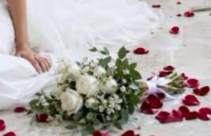 Nella prima notte di nozze la sposa gridò, e la suocera irruppe nella stanza. La trovò tremante sul pavimento, mentre suo figlio sussurrava: «Ha dovuto pagare».