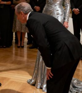 Al gala, mia zia indicò mio figlio e urlò davanti a tutti: "Non ha il diritto di essere qui. Vai ad aspettare fuori, nella hall!". Mio figlio abbassò la testa, con gli occhi rossi. Io rimasi calma, mi avvicinai a lei e sorrisi leggermente. "Ne è sicura?". Prima che potesse capire cosa stesse succedendo, il direttore si avvicinò di corsa e si inchinò. "Signora... la galleria è perfettamente allestita secondo le sue istruzioni". Il viso di mia zia impallidì all'istante.