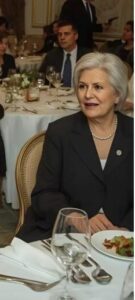 Quella sera, il ristorante era pieno di ospiti: risate, brindisi, tintinnio di bicchieri. Tutto sembrava festoso e solenne... finché le porte non si spalancarono e io entrai nella stanza in accappatoio di spugna e pantofole con pon-pon rosa. Il cameriere, vedendomi, inizialmente rimase perplesso: era uno scherzo o qualche pazza aveva deciso di intrufolarsi al banchetto? Era una festa in onore mio e di mio marito, il nostro quindicesimo anniversario di matrimonio.
