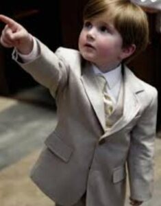 Adottai un bambino silenzioso dopo aver perso i miei figli. Non avrei mai immaginato che, il giorno del mio matrimonio, proprio quel bambino avrebbe parlato per la prima volta… e avrebbe distrutto ogni certezza che avevo costruito sulla persona che stavo per sposare.