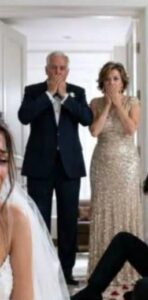 Nella prima notte di nozze la sposa gridò, e la suocera irruppe nella stanza. La trovò tremante sul pavimento, mentre suo figlio sussurrava: «Ha dovuto pagare».