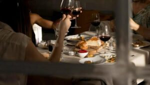Quella sera, il ristorante era pieno di ospiti: risate, brindisi, tintinnio di bicchieri. Tutto sembrava festoso e solenne... finché le porte non si spalancarono e io entrai nella stanza in accappatoio di spugna e pantofole con pon-pon rosa. Il cameriere, vedendomi, inizialmente rimase perplesso: era uno scherzo o qualche pazza aveva deciso di intrufolarsi al banchetto? Era una festa in onore mio e di mio marito, il nostro quindicesimo anniversario di matrimonio.
