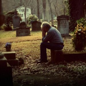 Un uomo sconosciuto sedeva in fondo al funerale di mia madre. Nessuno della nostra famiglia sembrava riconoscerlo. Eppure il modo in cui piangeva, come se il suo cuore si stesse spezzando davanti ai nostri occhi, rendeva l’aria più pesante del dolore stesso. Quando infine alzò lo sguardo verso di me, pronunciò una frase che divise la mia vita in un prima e in un dopo.