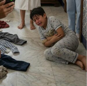 “Papà, tirami fuori la pancia!” Mio figlio di 11 anni urlava dal dolore mentre la mia nuova moglie fingeva di piangere. Tutti lo chiamavano pazzo… finché la tata non scoprì il macabro segreto nascosto nel suo cioccolato.
