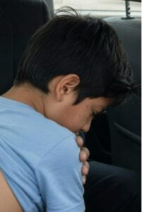 L'autista esaminò la schiena del figlio del suo datore di lavoro milionario, e la verità agghiacciante rivelò il segreto più sporco... E poi...