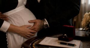 Una cameriera incinta credeva di essere stata rapita da un boss mafioso dopo una sparatoria in un hotel, finché non scoprì che il suo fidanzato scomparso aveva rubato i suoi effetti personali e che l'uomo aveva appena preso una decisione che avrebbe cambiato per sempre tre vite.